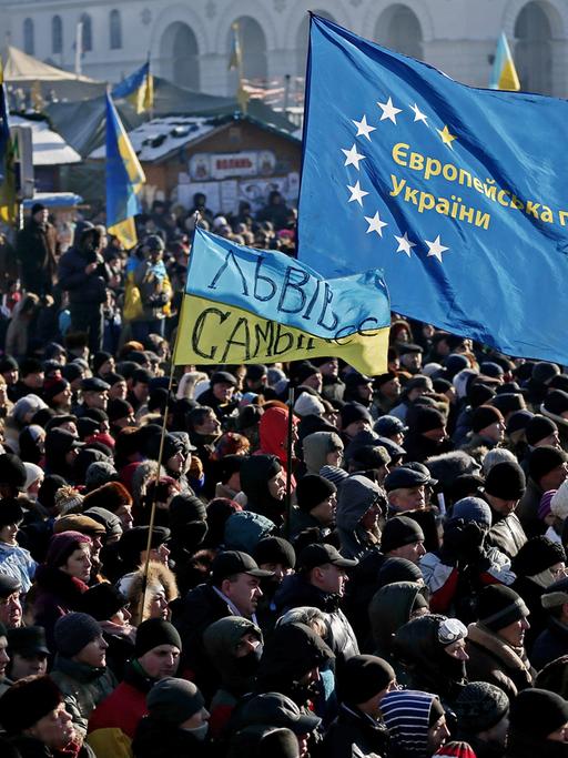 Menschen mit Ukraine- und EU-Flaggen auf dem Maidan in Kiew.