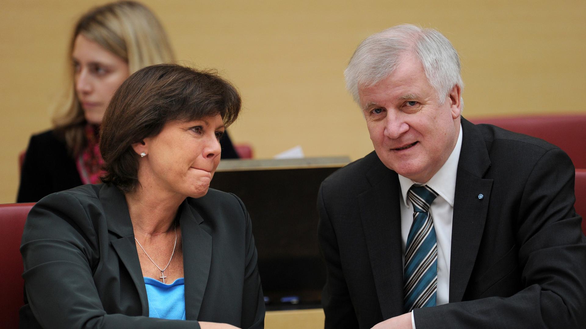 Ilse Aigner und Horst Seehofer sitzen an einem Konferenztisch. Ilse Aigner und Horst Seehofer sitzen an einem Konferenztisch.