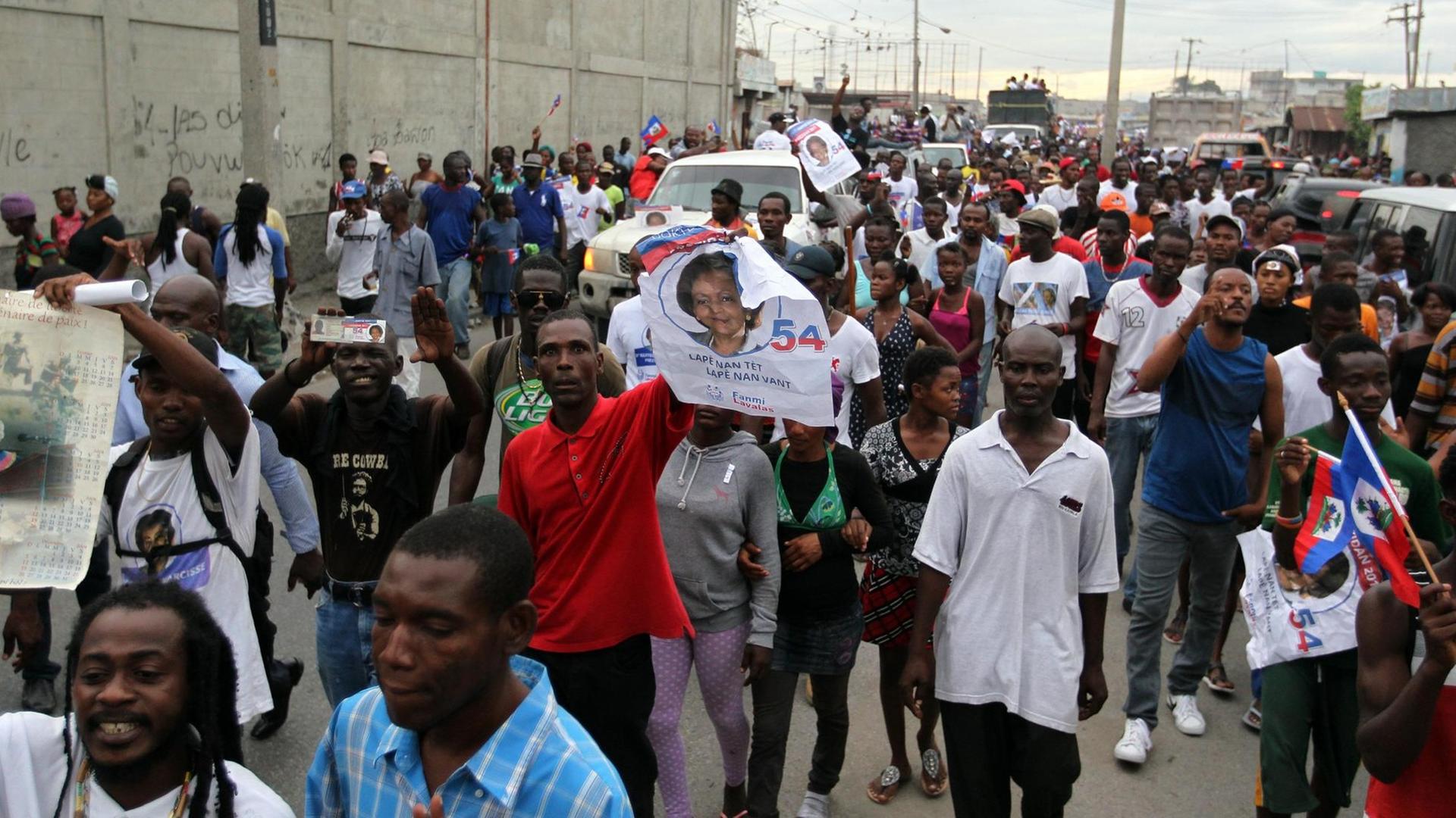 Anhänger der Kandidatin der Lavalas Partei, Maryse Narcisse, nehmen an einer Wahlveranstaltung in Port-au-Prince, Haiti, teil. Anhänger der Kandidatin der Lavalas Partei, Maryse Narcisse, nehmen an einer Wahlveranstaltung in Port-au-Prince, Haiti, teil.
