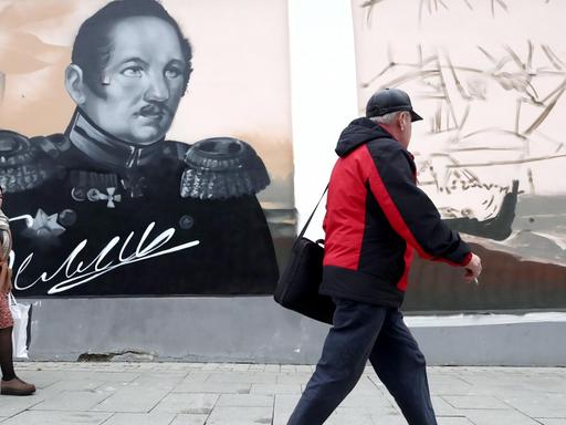 MOSCOW, RUSSIA - OCTOBER 14, 2019: People walk past a mural at 19 Znamenka Street marking 200 years since the discovery of Antarctica by Russian explorers Fabian Bellingshausen and Mikhail Lazarev. Valery Sharifulin/TASS