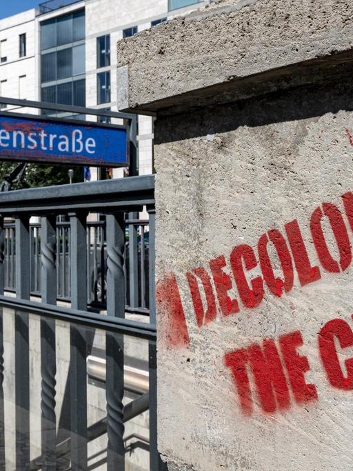 30.07.2020, Berlin: Vor dem Eingang der U-Bahnstation Mohrenstraße hat jemand mit roter Farbe "decolonize the city" an die Wand geschrieben.