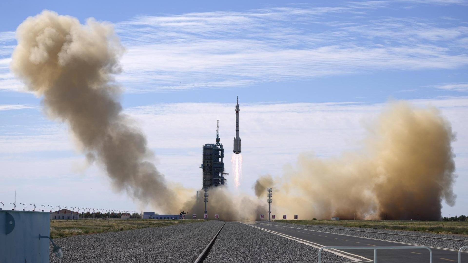 Das Foto zeigt, wie die Rakete mit den Astronauten startet. Das Foto zeigt, wie die Rakete mit den Astronauten startet.