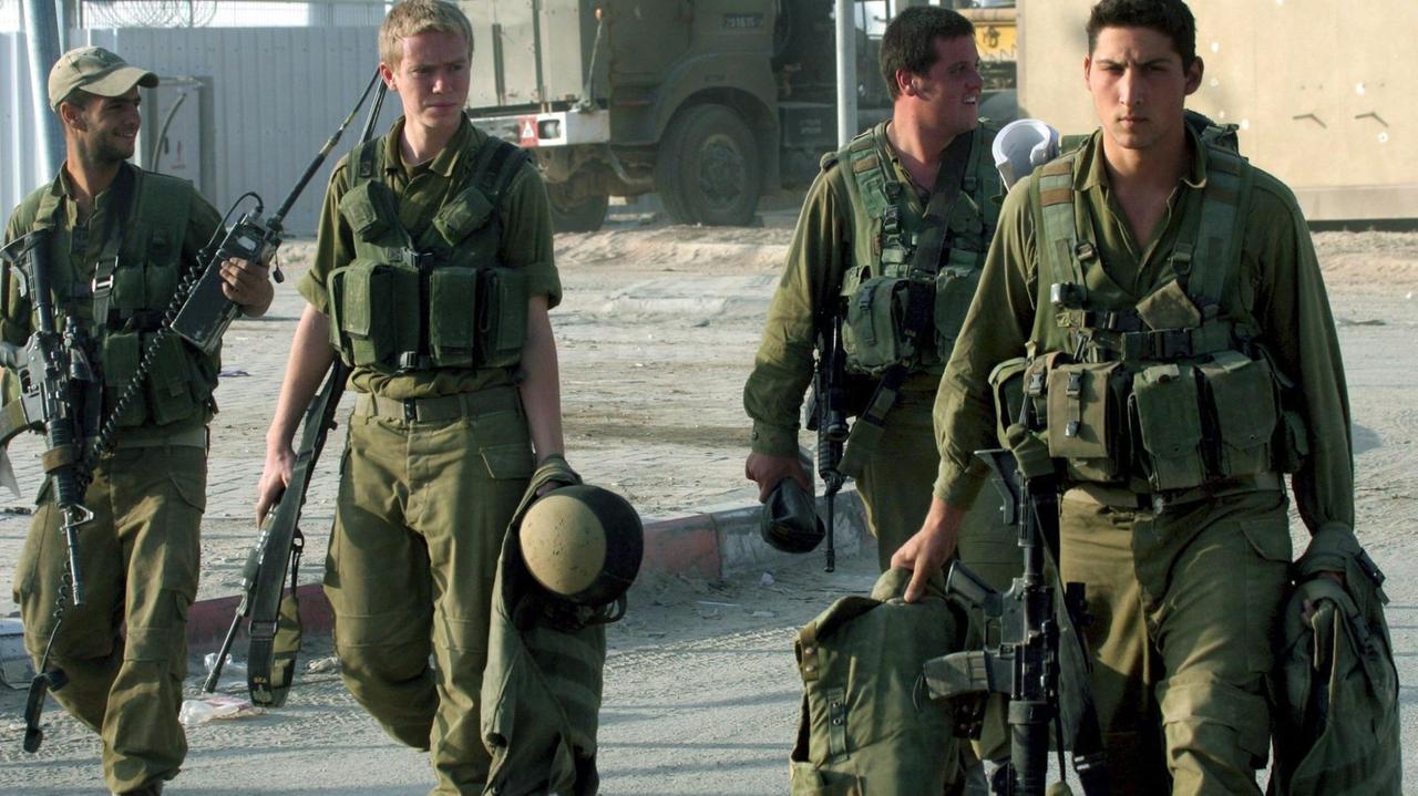 Israelische Soldaten beim Rückzug der jüdischen Siedler aus Gush Katif