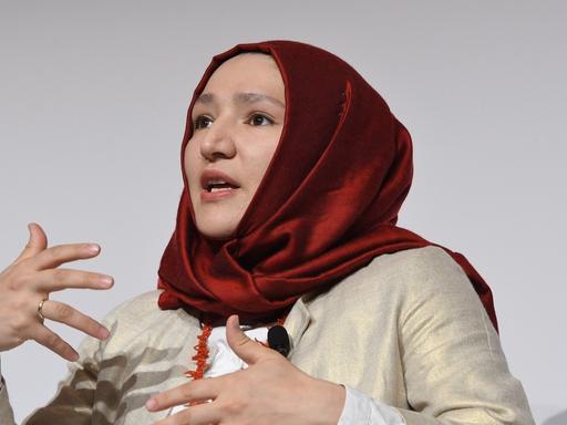 Die Aktivistin Kübra Gümüsay beim Kölner Medienforum