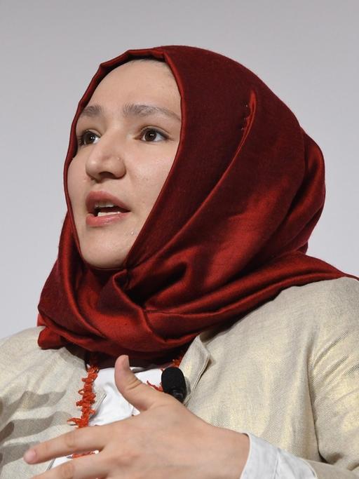 Die Aktivistin Kübra Gümüsay beim Kölner Medienforum