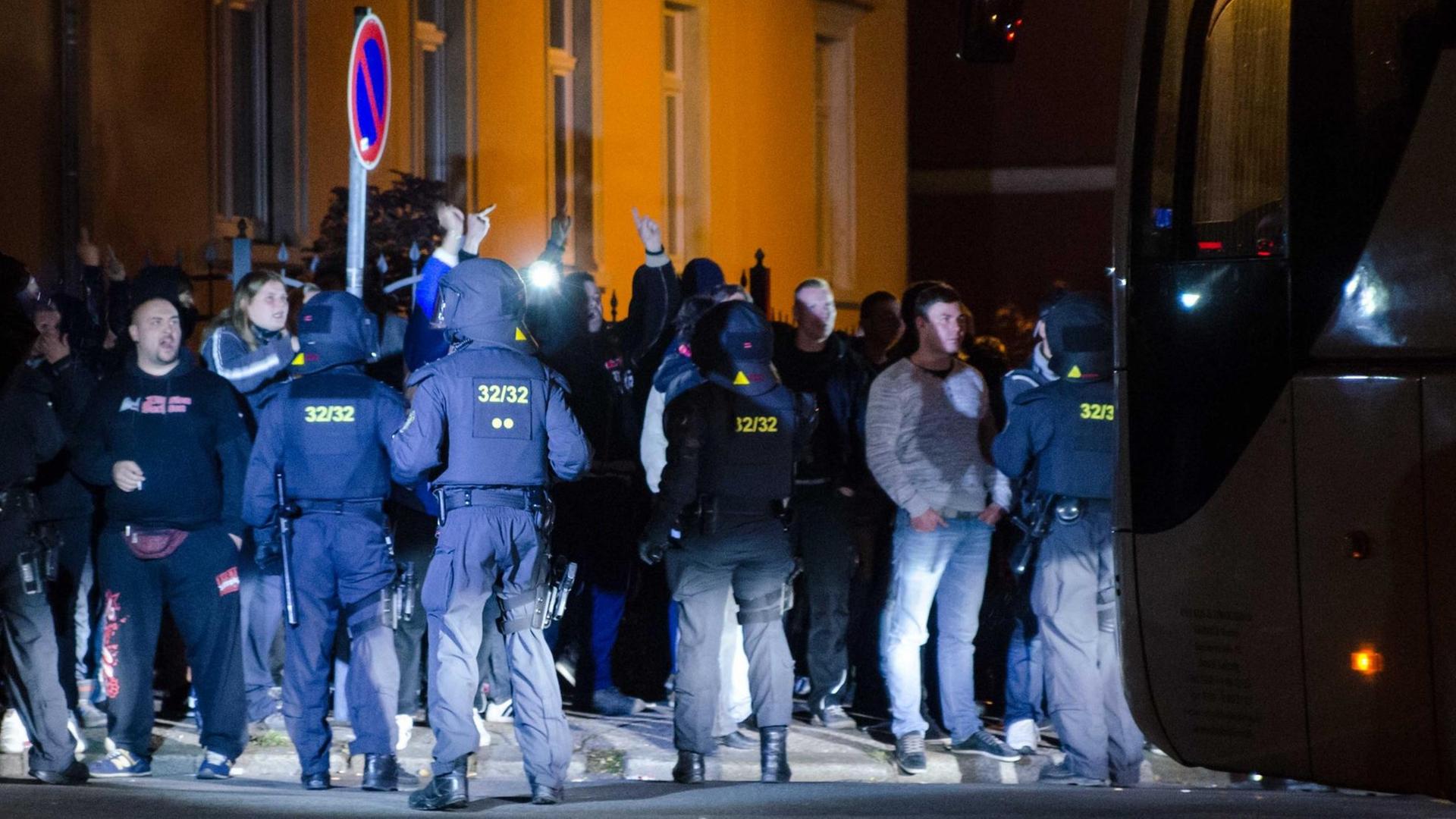 Demonstranten im sächsischen Freiberg versuchen nach der Ankunft eines Sonderzugs, die Weiterfahrt der Flüchtlinge in Bussen zu verhindern. Demonstranten im sächsischen Freiberg versuchen nach der Ankunft eines Sonderzugs, die Weiterfahrt der Flüchtlinge in Bussen zu verhindern.