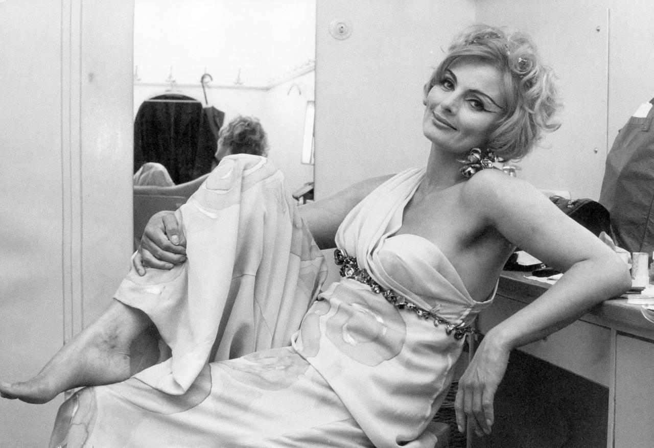 ruth maria kubitschek 1968 als helena in "die troerinnen" ruth maria kubitschek 1968 als helena in "die troerinnen"