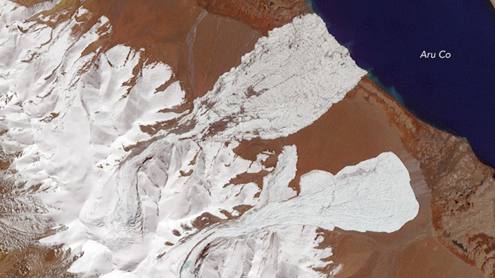 Satellitenaufnahme der Aru-Kette mit den Orten, wo 2016 ein Gletscherkollaps stattgefunden hat Satellitenaufnahme der Aru-Kette mit den Orten, wo 2016 ein Gletscherkollaps stattgefunden hat