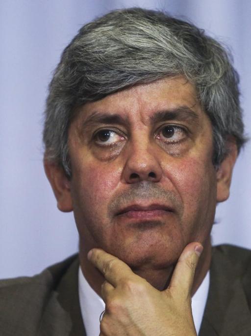 epa05585795 Portugal's Finance minister Mario Centeno during a press conference at the Ministry of Finance to present the 2017 General State Budget proposal, in Lisbon, Portugal, 14 October 2016. EPA/NUNO FOX |