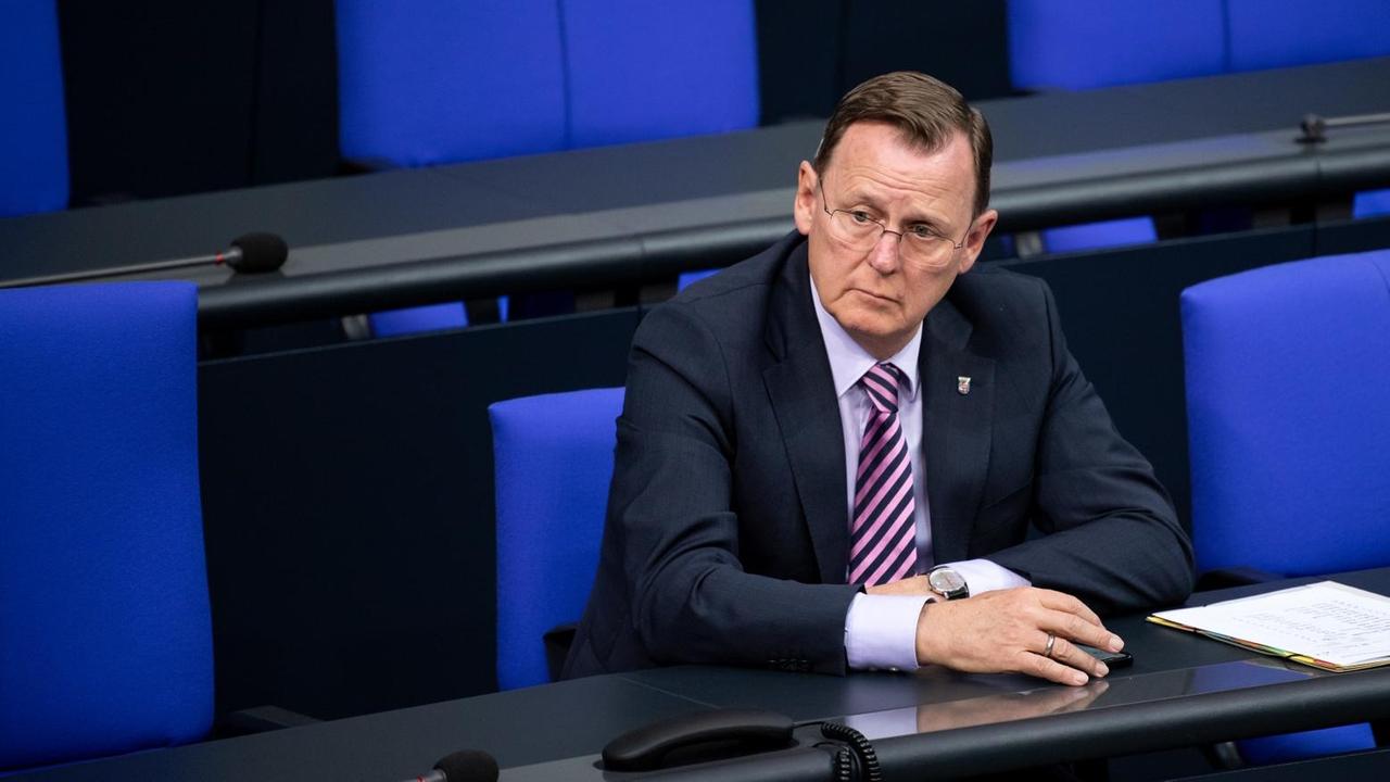 Bodo Ramelow (Die Linke), Ministerpräsident von Thüringen, sitzt in der Plenarsitzung des Deutschen Bundestages in Beron. 