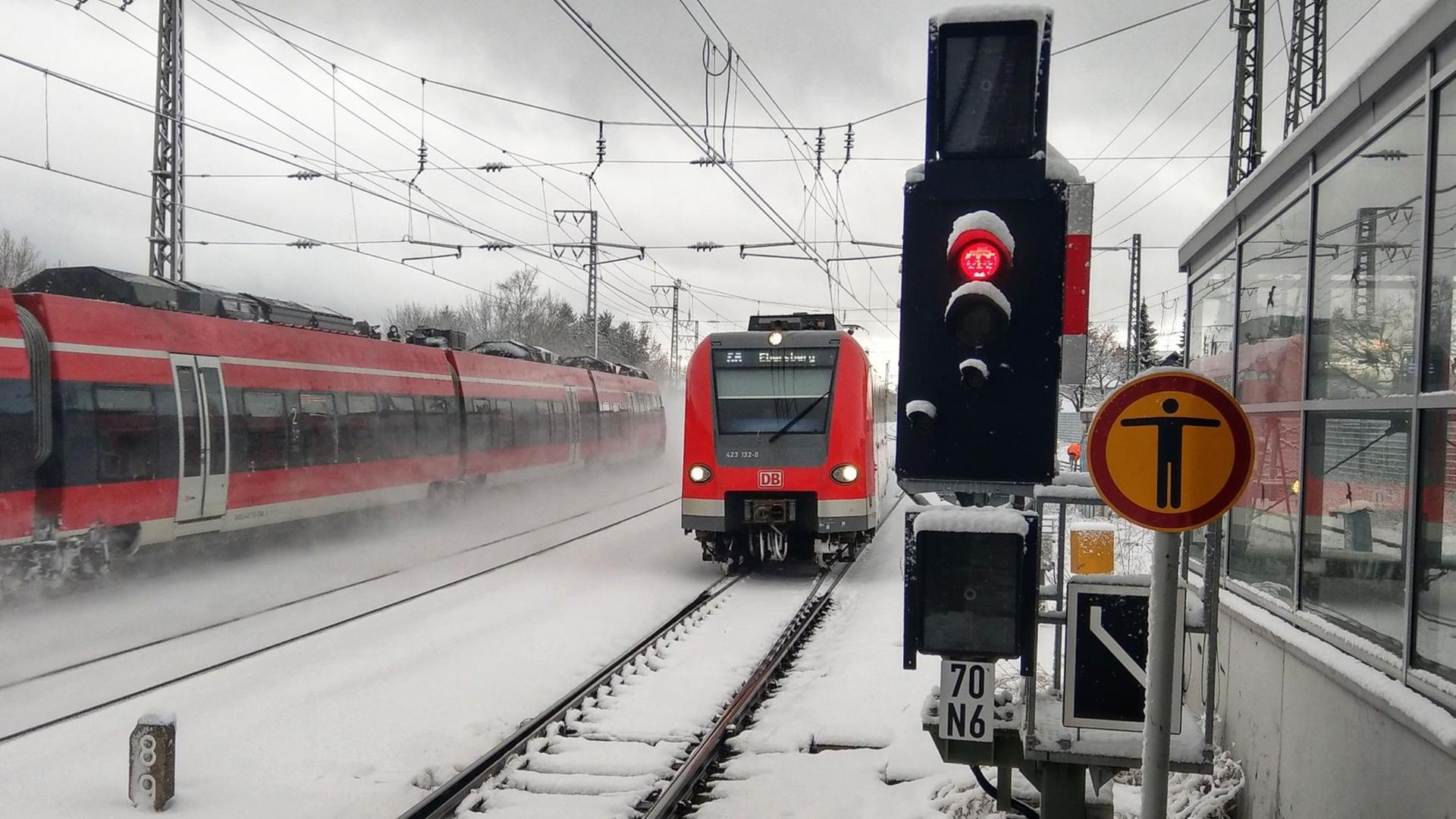 Eine S-Bahn bei München im Schnee. Eine S-Bahn bei München im Schnee.