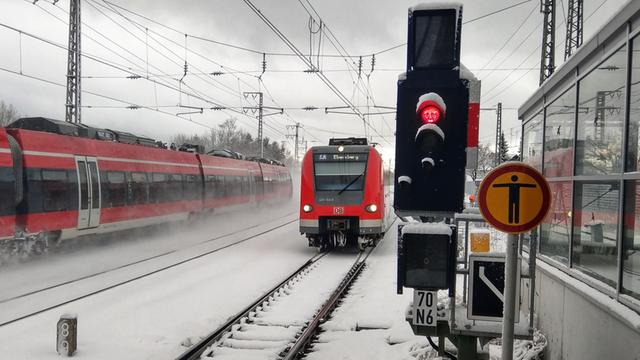 Eine S-Bahn bei München im Schnee.