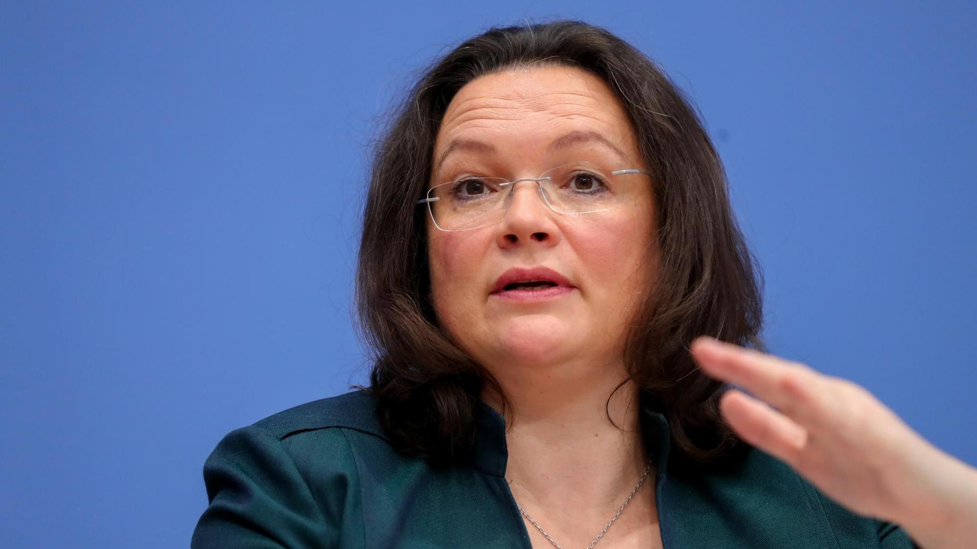 Bundessozialministerin Nahles gestikuliert während der Erläuterungen zu ihrem Rentenkonzept mit der rechten Hand. Bundessozialministerin Nahles gestikuliert während der Erläuterungen zu ihrem Rentenkonzept mit der rechten Hand.