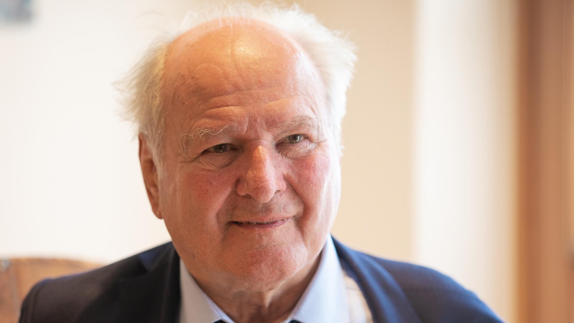 Der Unternehmer Claus Hipp. Ein Mann mit vielen Berufen und Talenten, wie er im Gespräch mit Renate Schönfelder erzählt. Der Unternehmer Claus Hipp. Ein Mann mit vielen Berufen und Talenten, wie er im Gespräch mit Renate Schönfelder erzählt.