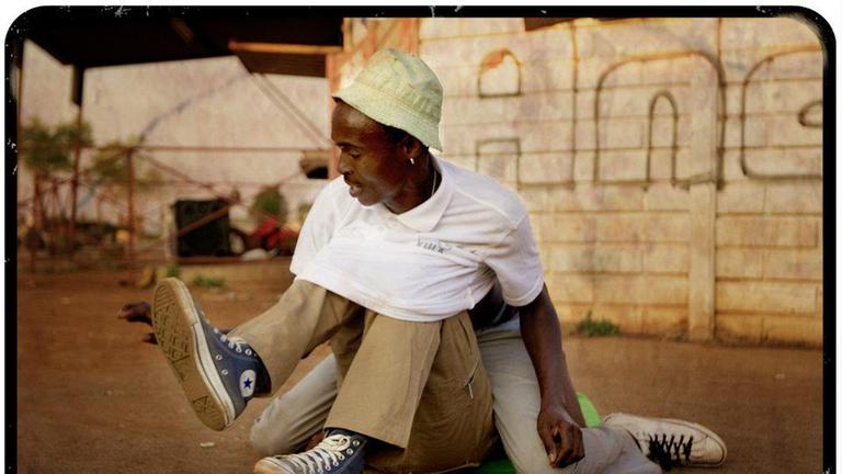 Zwei Tänzer ineinander verschlungen - Stil aus dem Dokumentarfilm "African Cypher"