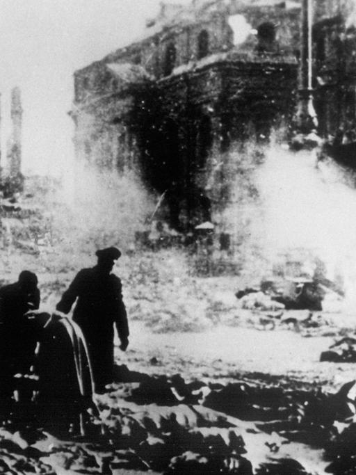 Nach den Bomenangriffen amerikanischer und britischer Flugzeuge auf Dresden am 13. und 14.02.1945 werden die zahlreichen Leichen, die auf der Straße liegen geborgen. Bei dem Angriff wurde die historische Innenstadt von Dresden nahezu völlig zerstört, bis zu 35.000 Menschen wurden getötet.