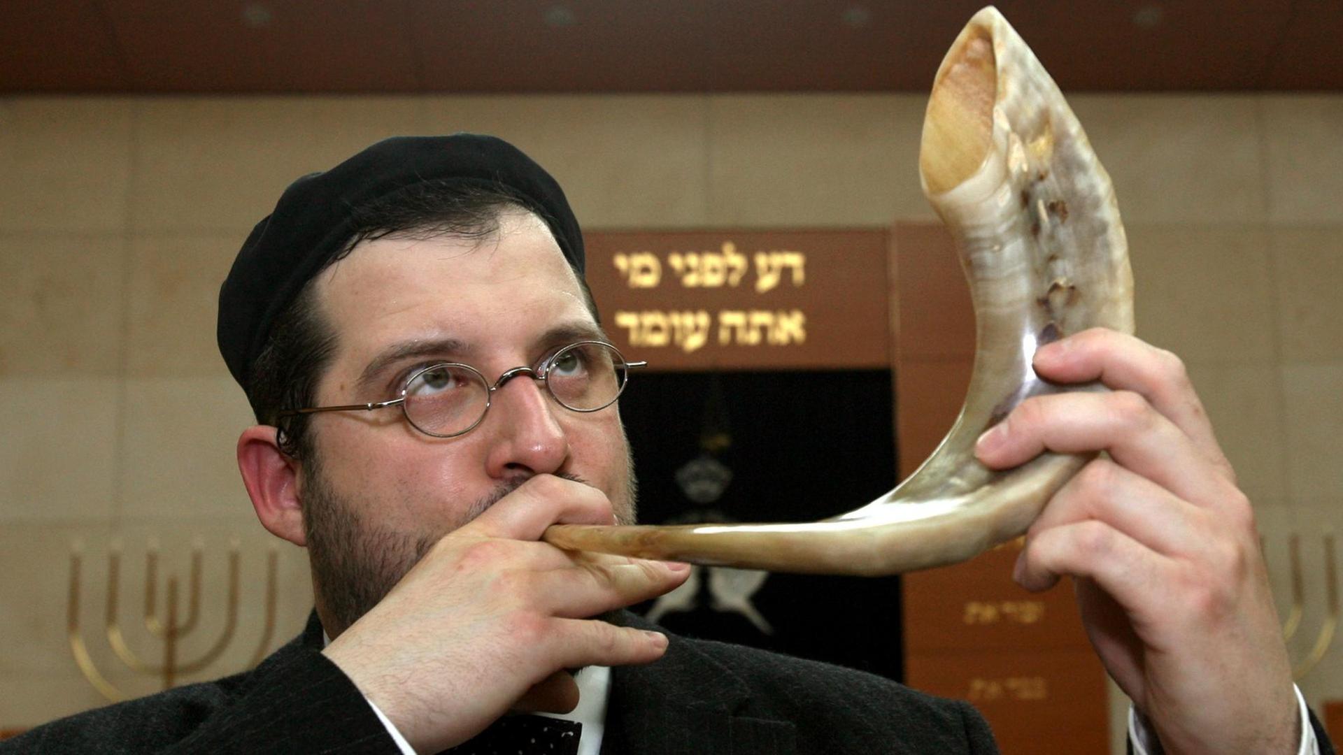 Erik Lehmann, der Schofarbläser der neuen Münchner Ohel-Jakob-Synagoge, zeigt am Montag (10.09.2007), wie am jüdischen Neujahrsfest Rosch haSchana das Schofarhorn geblasen wird. Rosch Haschana (Anfang des Jahres) ist das jüdische Neujahrsfest. Erik Lehmann, der Schofarbläser der neuen Münchner Ohel-Jakob-Synagoge, zeigt am Montag (10.09.2007), wie am jüdischen Neujahrsfest Rosch haSchana das Schofarhorn geblasen wird. Rosch Haschana (Anfang des Jahres) ist das jüdische Neujahrsfest.