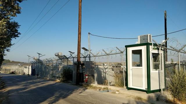 Hinter einem Zaun stehen Hunderte Zelte für geflüchtete Menschen auf Chios.