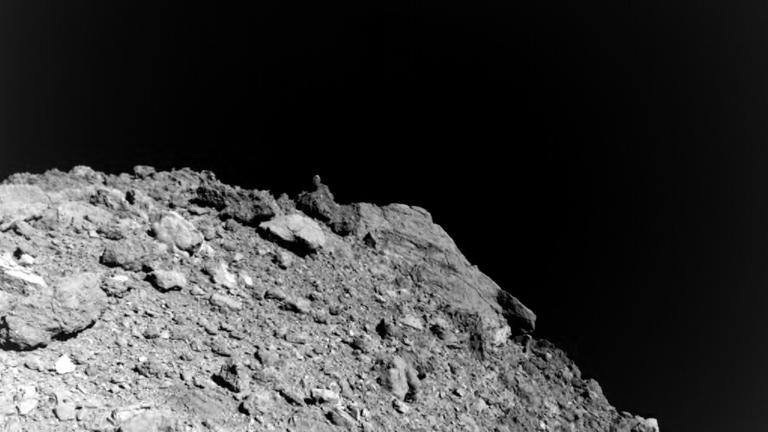 Gestein vor schwarzem All, fotografiert von der DLR-Kamera MASCAM Gestein vor schwarzem All, fotografiert von der DLR-Kamera MASCAM
