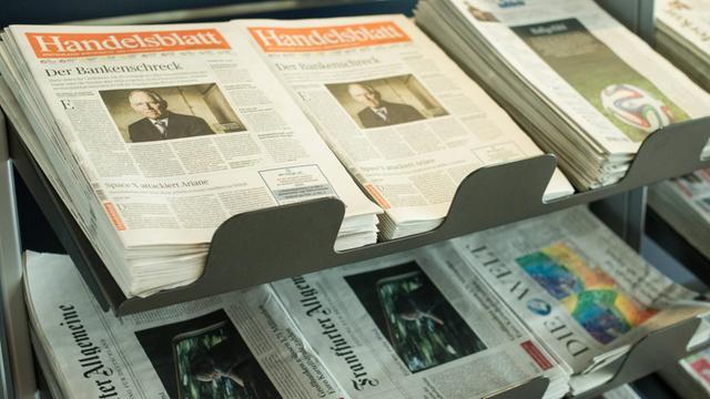 Zeitungen liegen an einem Stand am Flughafen München.