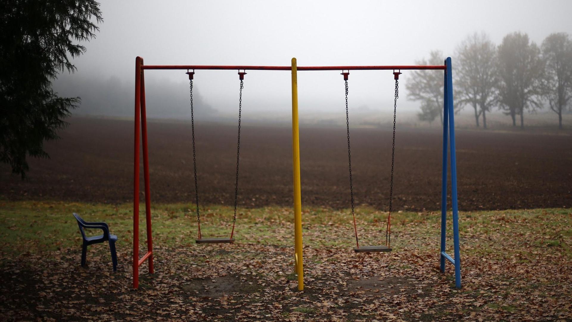 Eine leere Kinderschaukel steht auf dem Gelände der Colonia Dignidad in Villa Baviera in Chile.