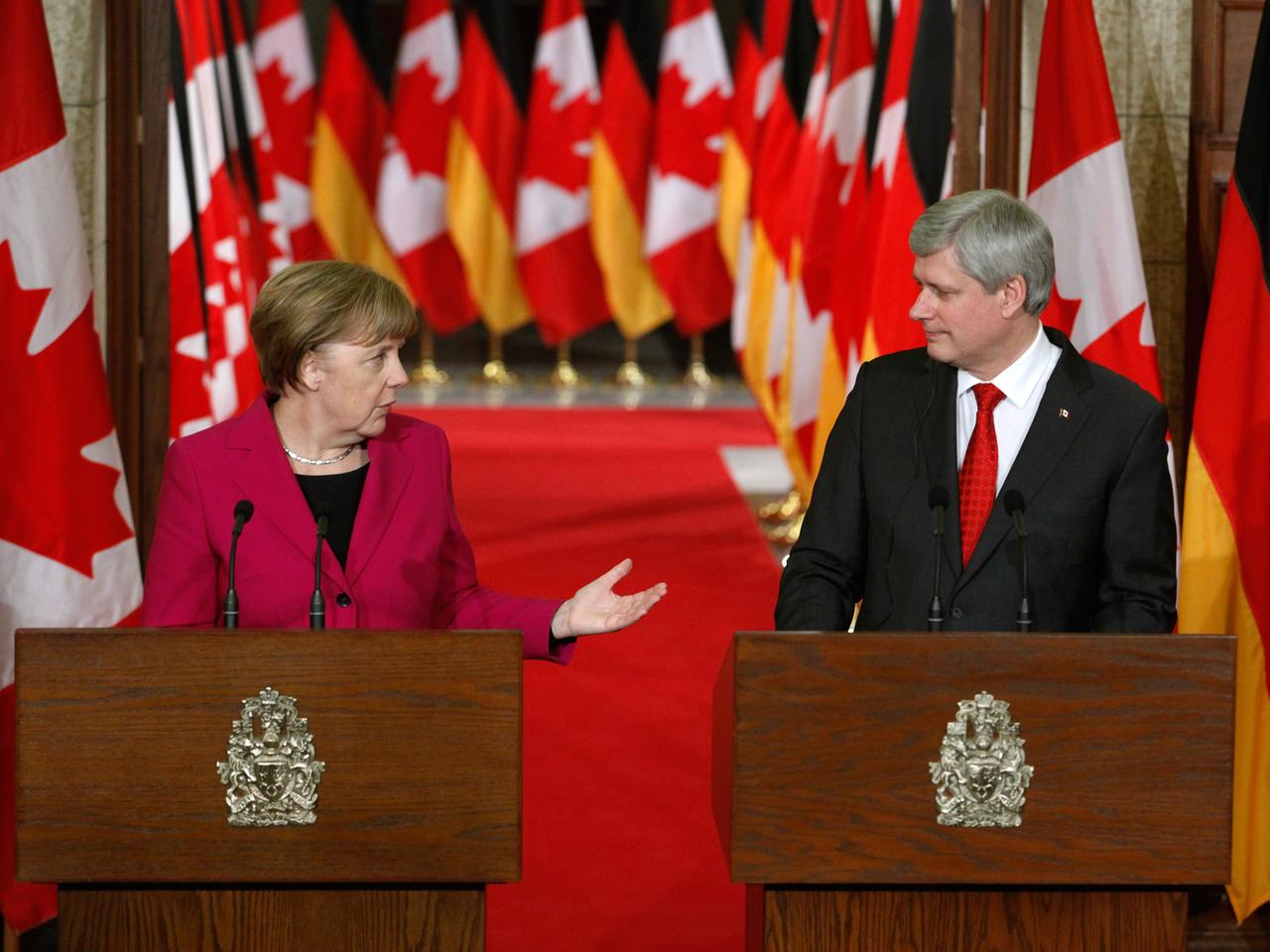Bundeskanzlerin Merkel und der kanadische Premierminister Harper bei einer Pressekonferenz in Ottawa.