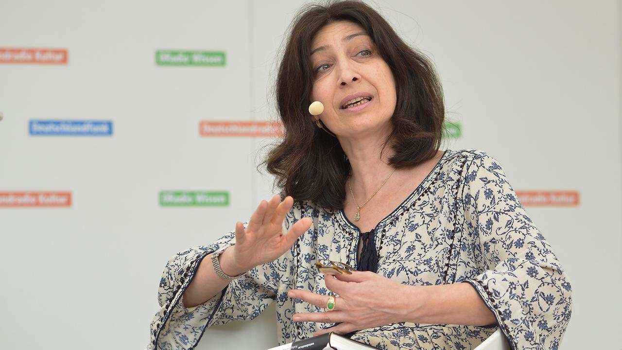 Kathy Zarnegin zu Gast beim "Bücherfrühling" von Deutschlandradio Kultur bei der Leipziger Buchmesse 2017 Kathy Zarnegin zu Gast beim "Bücherfrühling" von Deutschlandradio Kultur bei der Leipziger Buchmesse 2017