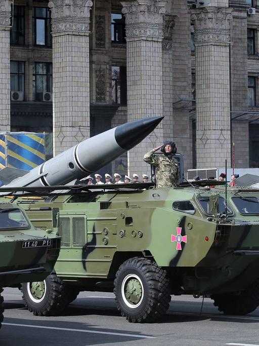 Panzer fahren anlässlich des 23. Unabhängigkeitstages der Ukraine über den Maidan in Kiew