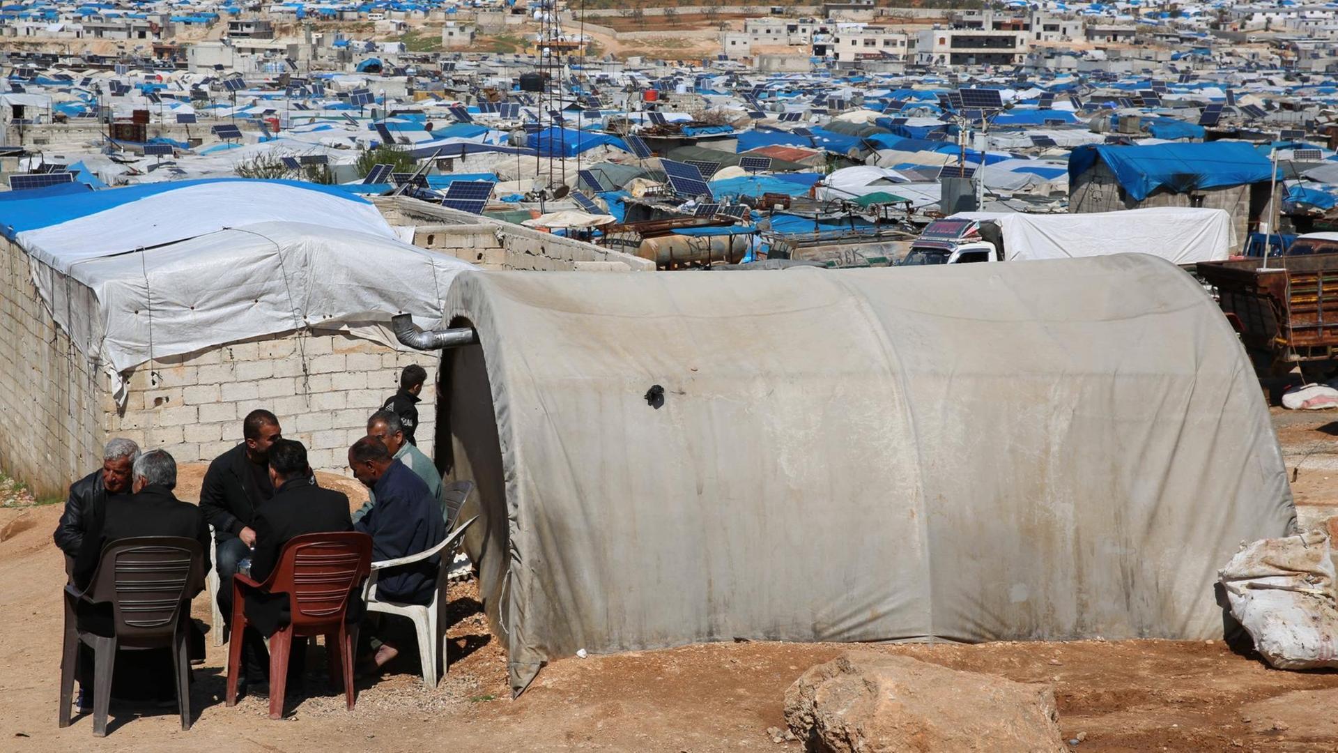 Panoramablick über ein Flüchtlingslager in Idlib. Panoramablick über ein Flüchtlingslager in Idlib.
