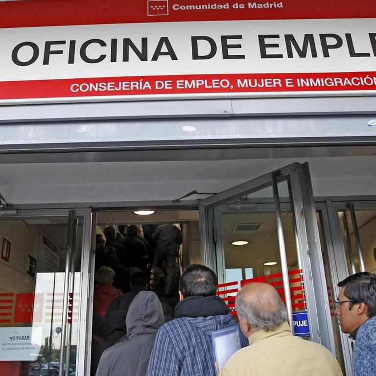 Erwerbslose stehen vor einem Arbeitsamt in Madrid Schlange.