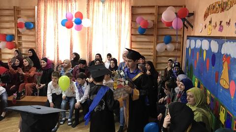Kinder und Eltern bei der Abschlussfeier in einem salafistischen Kindergarten in Dagestan (Bild: Gesine Dornblüth)