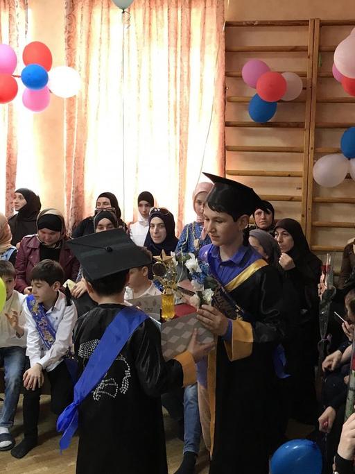 Kinder und Eltern bei der Abschlussfeier in einem salafistischen Kindergarten in Dagestan (Bild: Gesine Dornblüth)