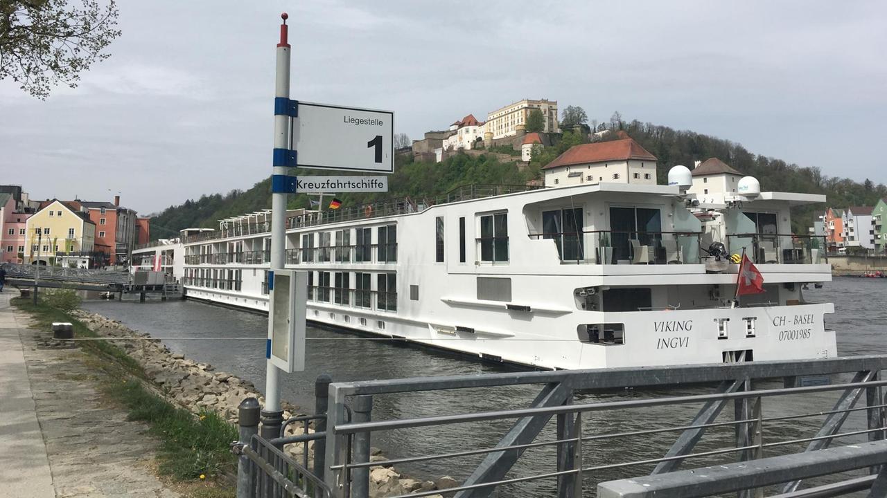 Ein Flusskreuzfahrtschiff liegt am Donauufer in Passau. Ein Flusskreuzfahrtschiff liegt am Donauufer in Passau.