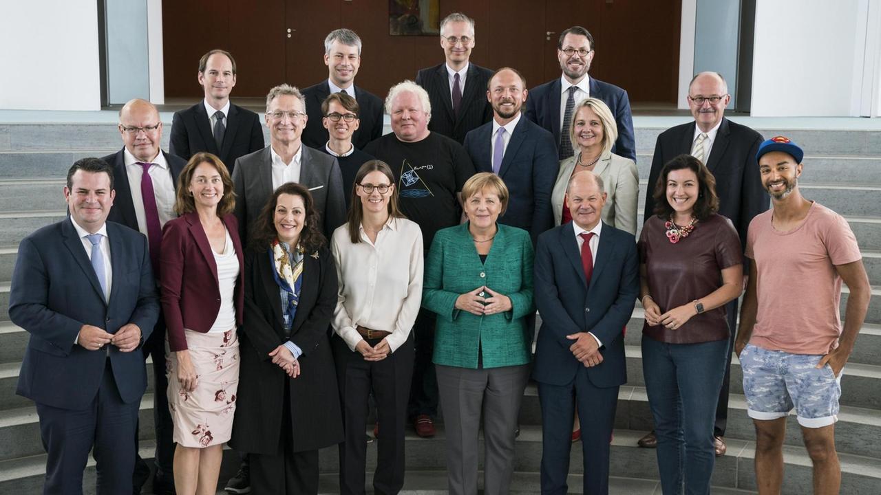 Bundeskanzlerin Merkel steht mit den Mitgliedern des Digitalrates im Bundeskanzleramt zusammen. Bundeskanzlerin Merkel steht mit den Mitgliedern des Digitalrates im Bundeskanzleramt zusammen.