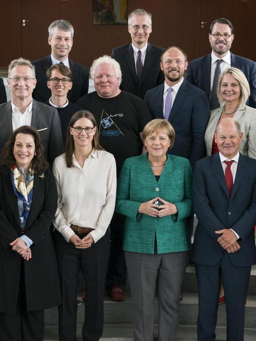 Bundeskanzlerin Merkel steht mit den Mitgliedern des Digitalrates im Bundeskanzleramt zusammen.