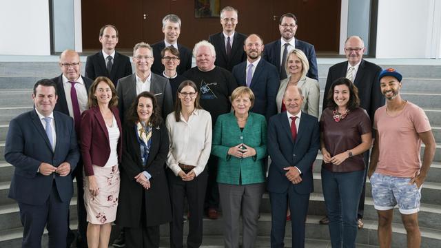 Bundeskanzlerin Merkel steht mit den Mitgliedern des Digitalrates im Bundeskanzleramt zusammen.