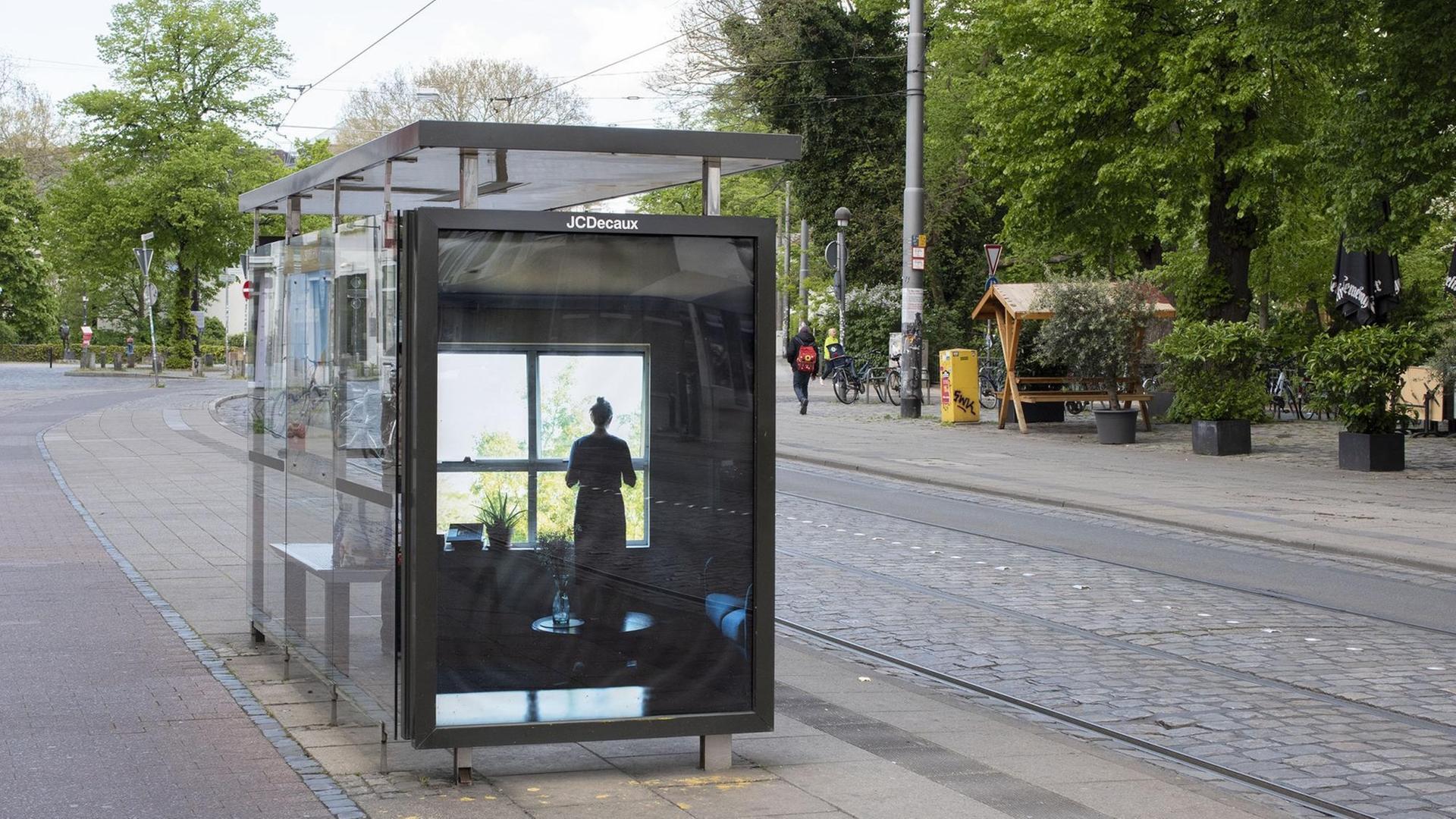 "Based on Truth" von Björn Behrens: Ein Foto einer Wartehalle der Bahn in Bremen mit dem Motiv einer Frau, die aus dem Fenster schaut "Based on Truth" von Björn Behrens: Ein Foto einer Wartehalle der Bahn in Bremen mit dem Motiv einer Frau, die aus dem Fenster schaut