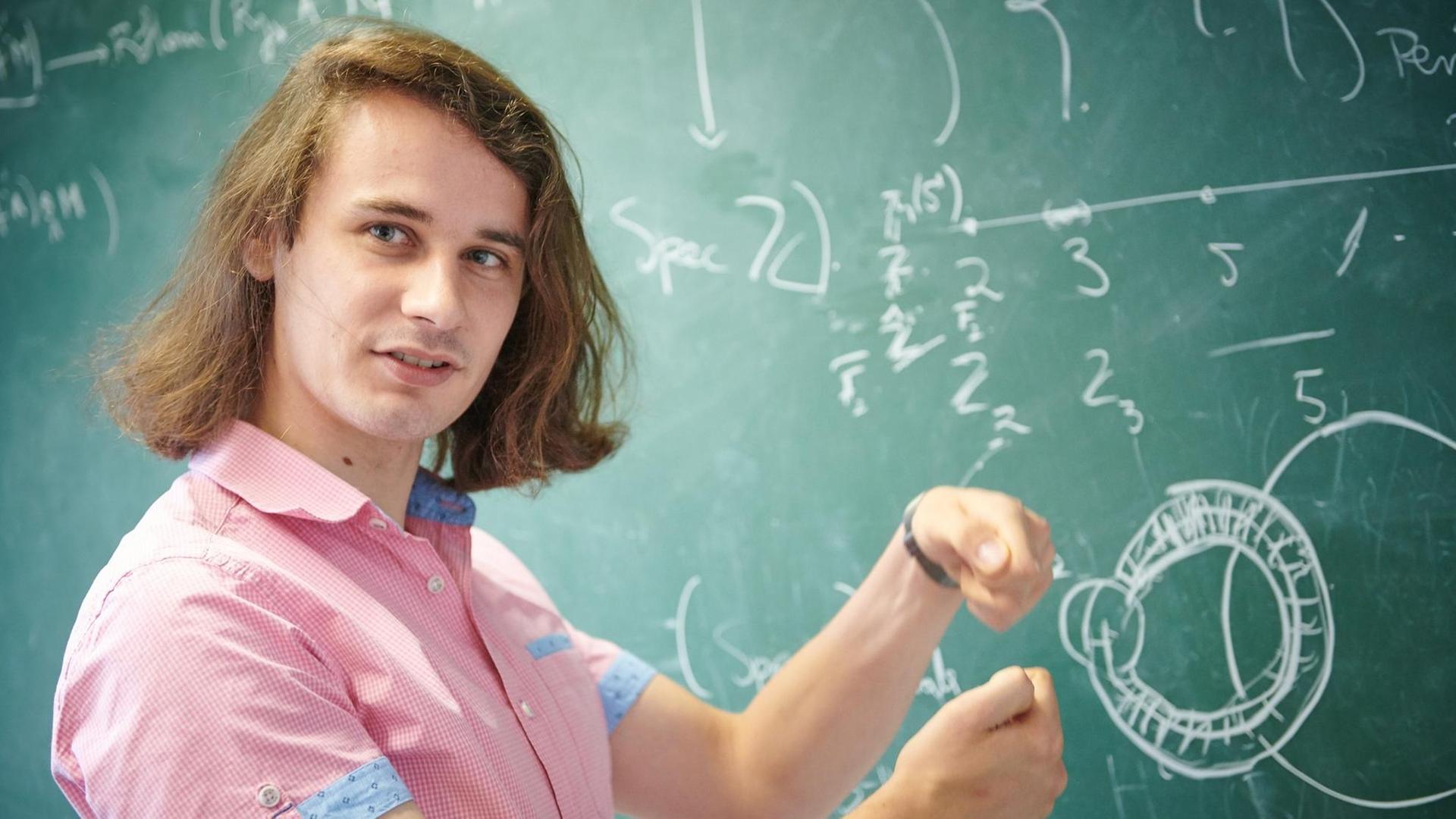 Der Mathematik-Professor und Träger der Fields-Medaille Peter Scholze an der Tafel Der Mathematik-Professor und Träger der Fields-Medaille Peter Scholze an der Tafel
