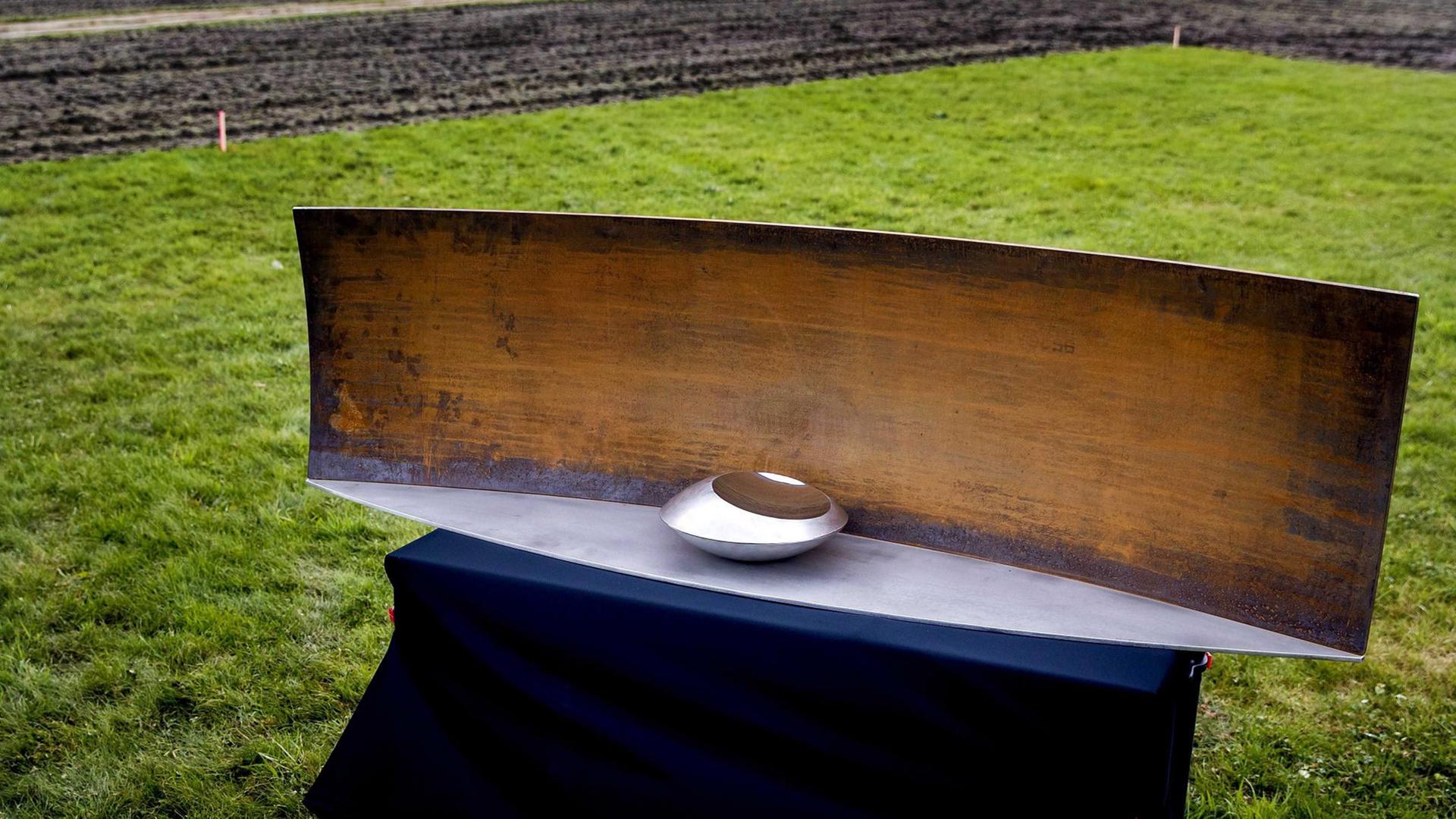 Die Skulptur ist Teil der Gedenkstätte in Vijfhuizen, nahe dem Flughafen Amsterdam-Schipol. Sie wird am 17.07.2017 eingeweiht. Die Skulptur ist Teil der Gedenkstätte in Vijfhuizen, nahe dem Flughafen Amsterdam-Schipol. Sie wird am 17.07.2017 eingeweiht.