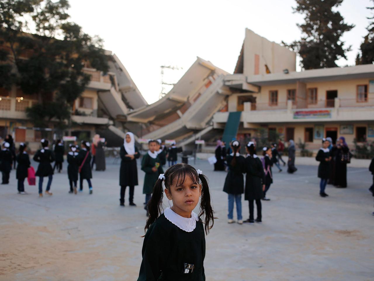 Palästinensische Schülerinnen stehen auf den Hof ihrer Schule in Gaza-Stadt. Palästinensische Schülerinnen stehen auf den Hof ihrer Schule in Gaza-Stadt.