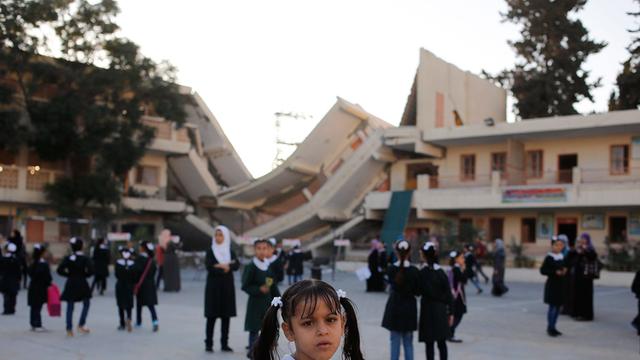 Palästinensische Schülerinnen stehen auf den Hof ihrer Schule in Gaza-Stadt.
