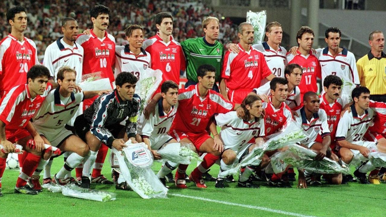 US- und iranische Fußball-Nationalspieler posieren vor dem WM-Spiel 1998 in Lyon für ein gemeinsames Fotos. Die Übertragung des Spiels wurde im Iran teilweise zensiert. US- und iranische Fußball-Nationalspieler posieren vor dem WM-Spiel 1998 in Lyon für ein gemeinsames Fotos. Die Übertragung des Spiels wurde im Iran teilweise zensiert.