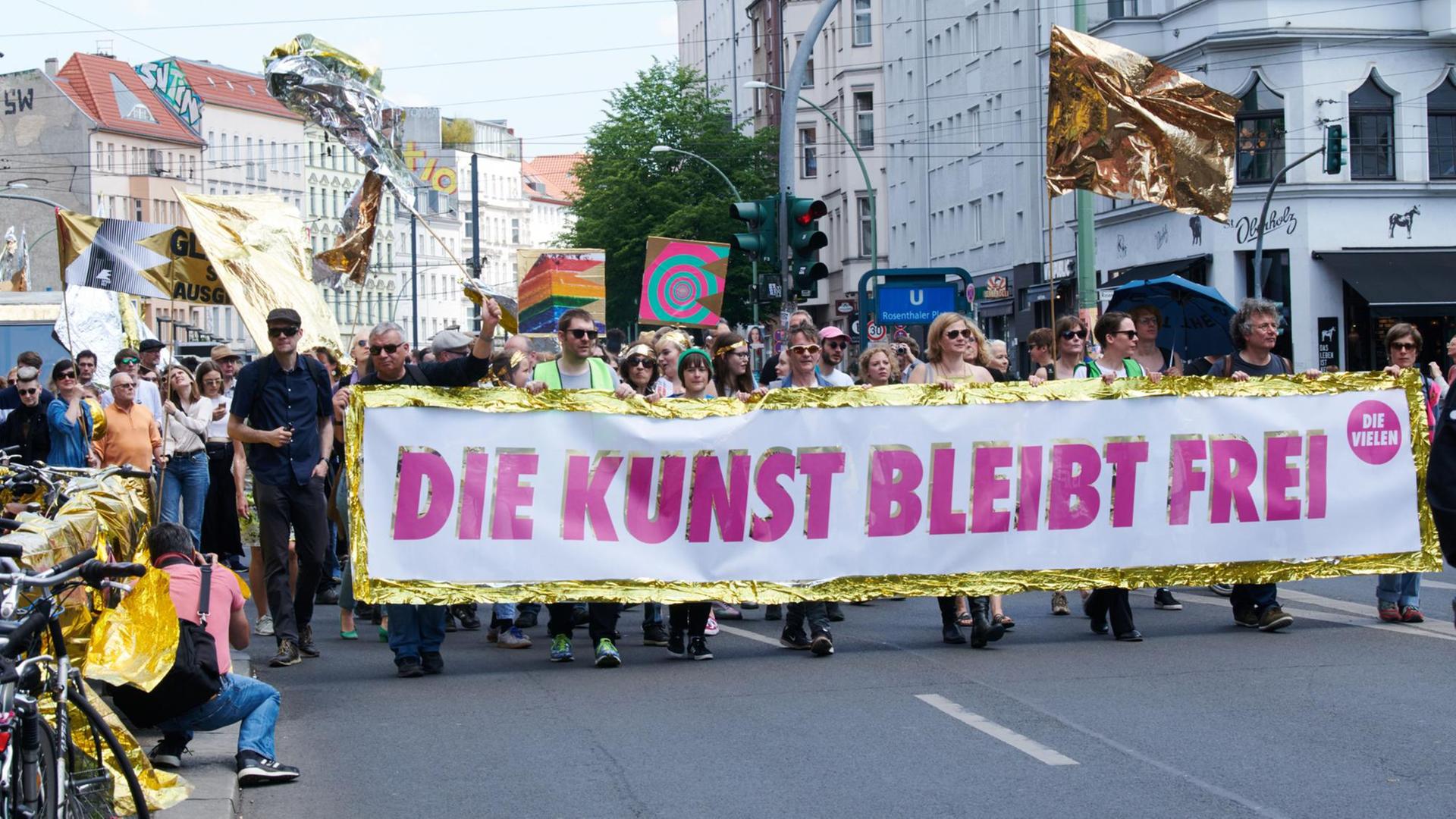 Künstler und Aktive der Kulturlandschaft demonstrieren mit Glitzerfolien und einem Plakat mit der Aufschrift "Die Kunst bliebt frei". Unter dem Motto «Europa der Vielen - Kunstfreiheit in Gefahr: Kunst- und Kulturinstitutionen gehen auf die Straße» fanden bundesweit mehrere Aktionen statt Künstler und Aktive der Kulturlandschaft demonstrieren mit Glitzerfolien und einem Plakat mit der Aufschrift "Die Kunst bliebt frei". Unter dem Motto «Europa der Vielen - Kunstfreiheit in Gefahr: Kunst- und Kulturinstitutionen gehen auf die Straße» fanden bundesweit mehrere Aktionen statt