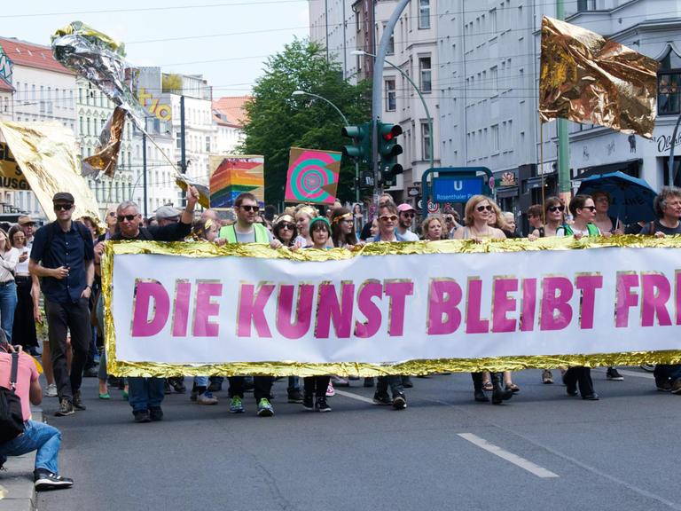 Künstler und Aktive der Kulturlandschaft demonstrieren mit Glitzerfolien und einem Plakat mit der Aufschrift "Die Kunst bliebt frei". Unter dem Motto «Europa der Vielen - Kunstfreiheit in Gefahr: Kunst- und Kulturinstitutionen gehen auf die Straße» fanden bundesweit mehrere Aktionen statt