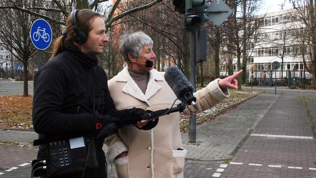 Zu sehen ist eine Zeitzeugin, die für Tonaufnahmen über das ehemalige Frauengefängnis Barnimstraße Berlin