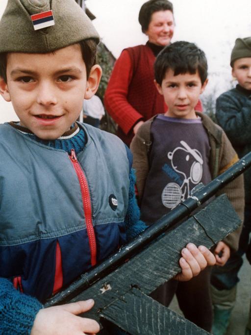 Kinder ahmen mit selbstgebastelten Waffen den Krieg der Erwachsenen nach, aufgenommen während des jugoslawischen Bürgerkriegs im kroatischen Borovo im November 1991.