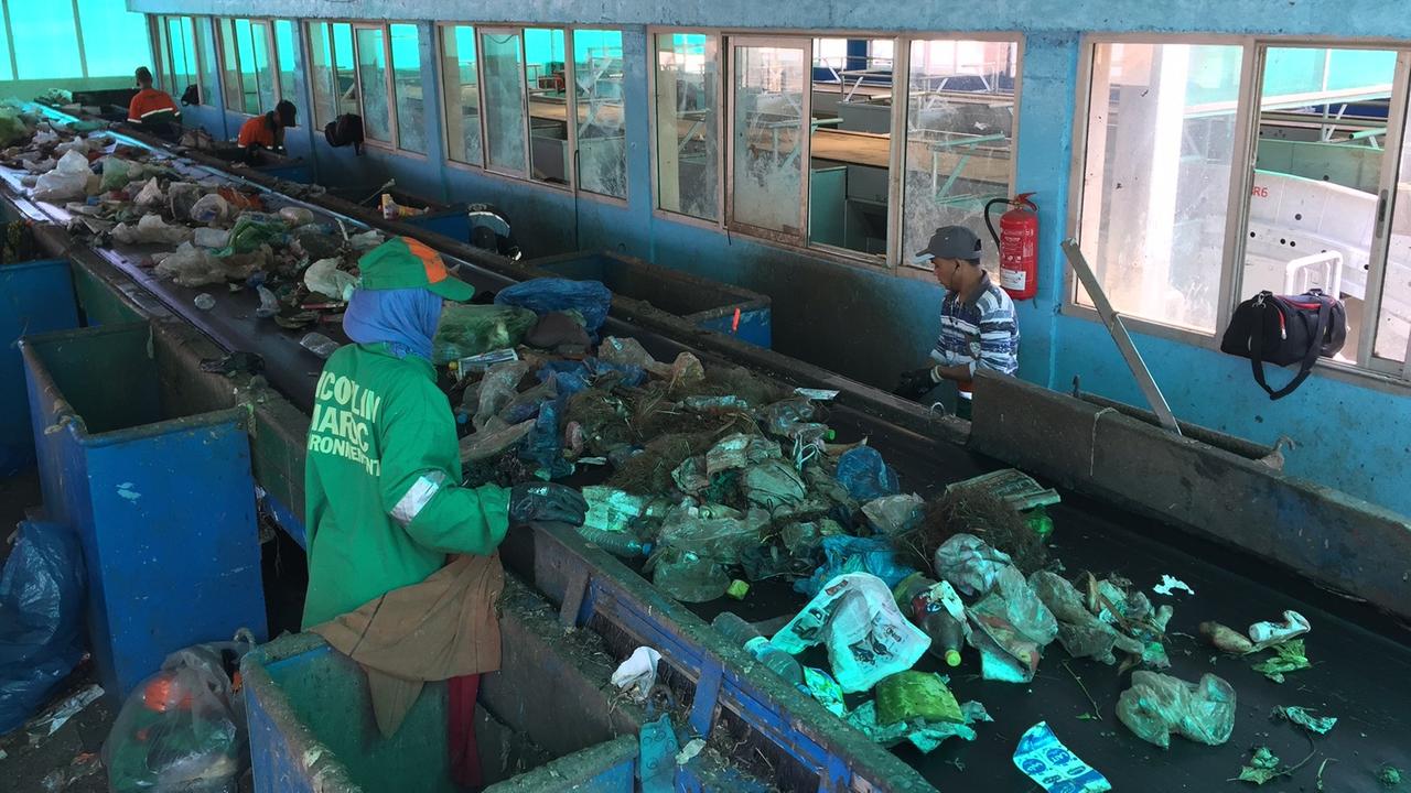 Mülltrenner der Initiative "Attawafouk", der ersten Kooperative für Abfall-Recycling in Marokko an der Deponie Oum Azza. Mülltrenner der Initiative "Attawafouk", der ersten Kooperative für Abfall-Recycling in Marokko an der Deponie Oum Azza.