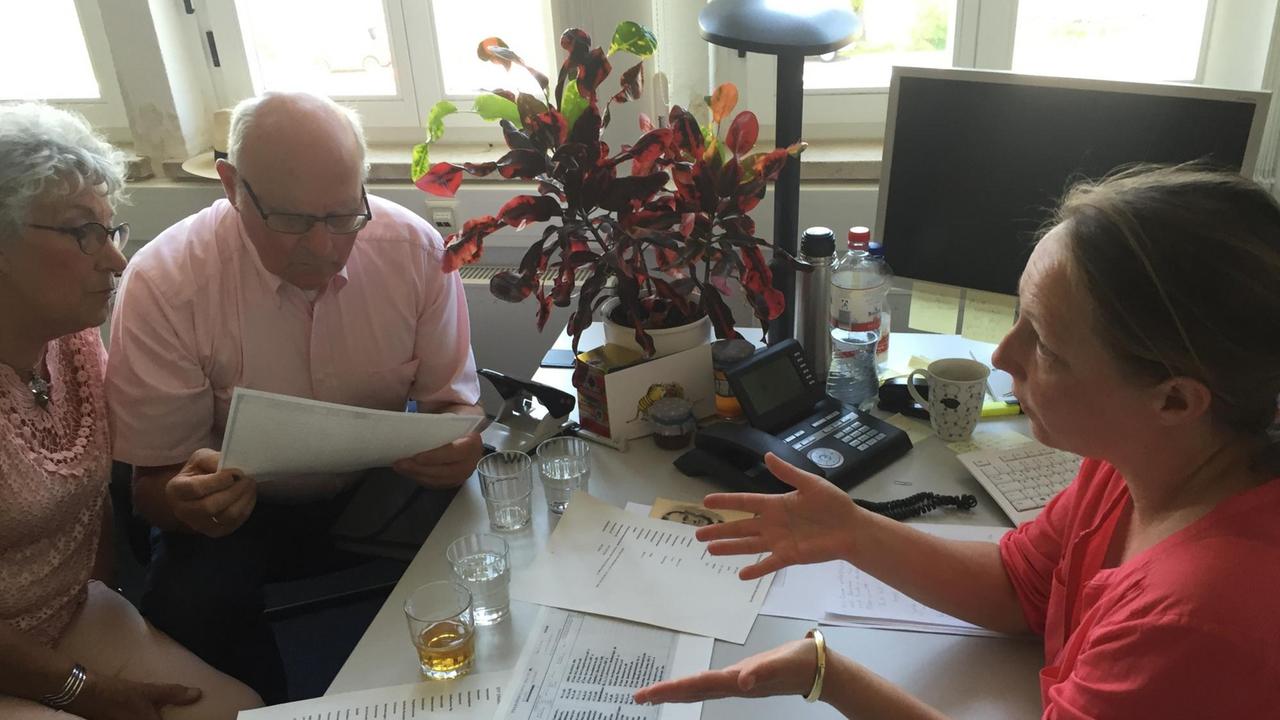 Im Archiv des Konzentrationslagers Neuengamme spricht die Archivarin Alyn Beßmann (r.) mit dem holländischen Ehepaar Joost und Trus de Snoo. Im Archiv des Konzentrationslagers Neuengamme spricht die Archivarin Alyn Beßmann (r.) mit dem holländischen Ehepaar Joost und Trus de Snoo.