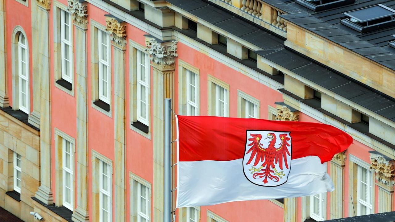 Die Fahne vom Bundesland Brandenburg mit dem Märkischen Adler weht auf dem Landtag. Die Fahne vom Bundesland Brandenburg mit dem Märkischen Adler weht auf dem Landtag.