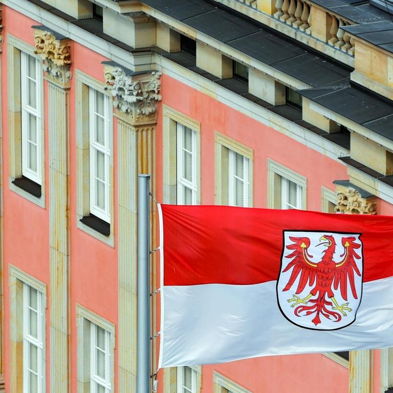 Die Fahne vom Bundesland Brandenburg mit dem Märkischen Adler weht auf dem Landtag.